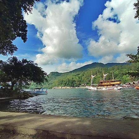 Pandu Lakeside Hotel Parapat Exterior photo