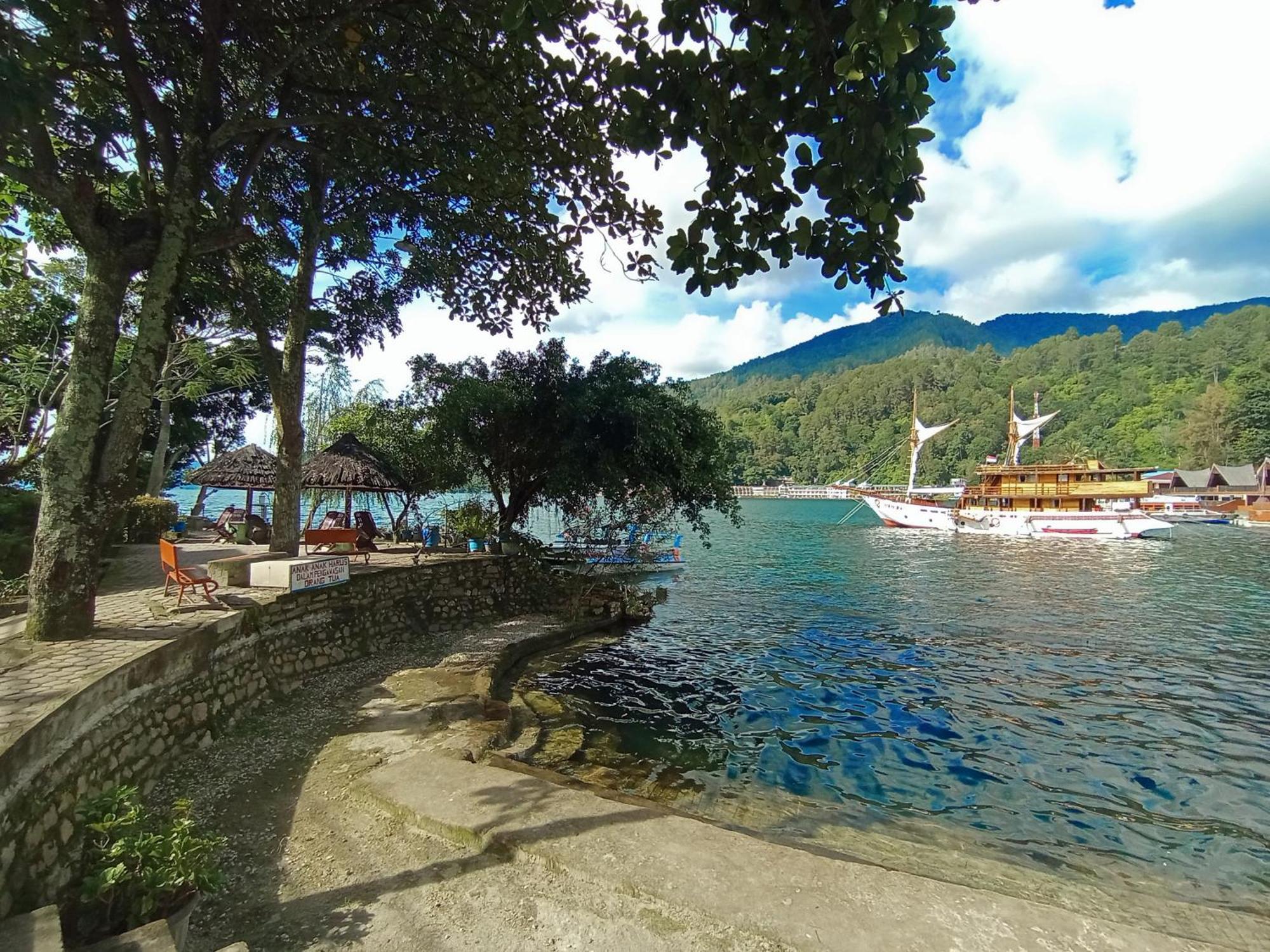Pandu Lakeside Hotel Parapat Exterior photo