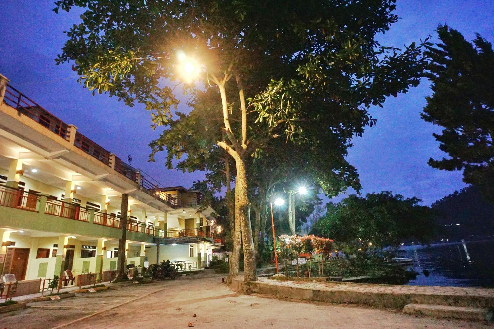 Pandu Lakeside Hotel Parapat Exterior photo
