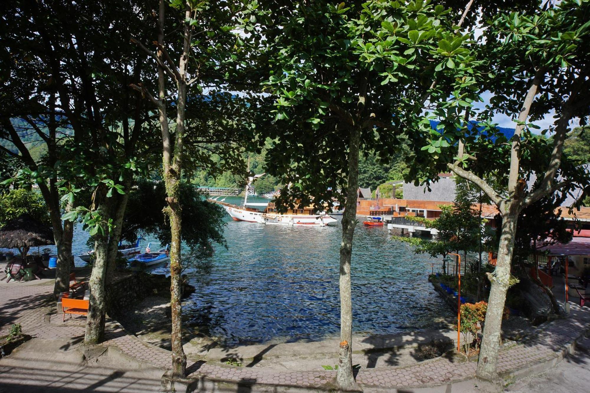 Pandu Lakeside Hotel Parapat Exterior photo
