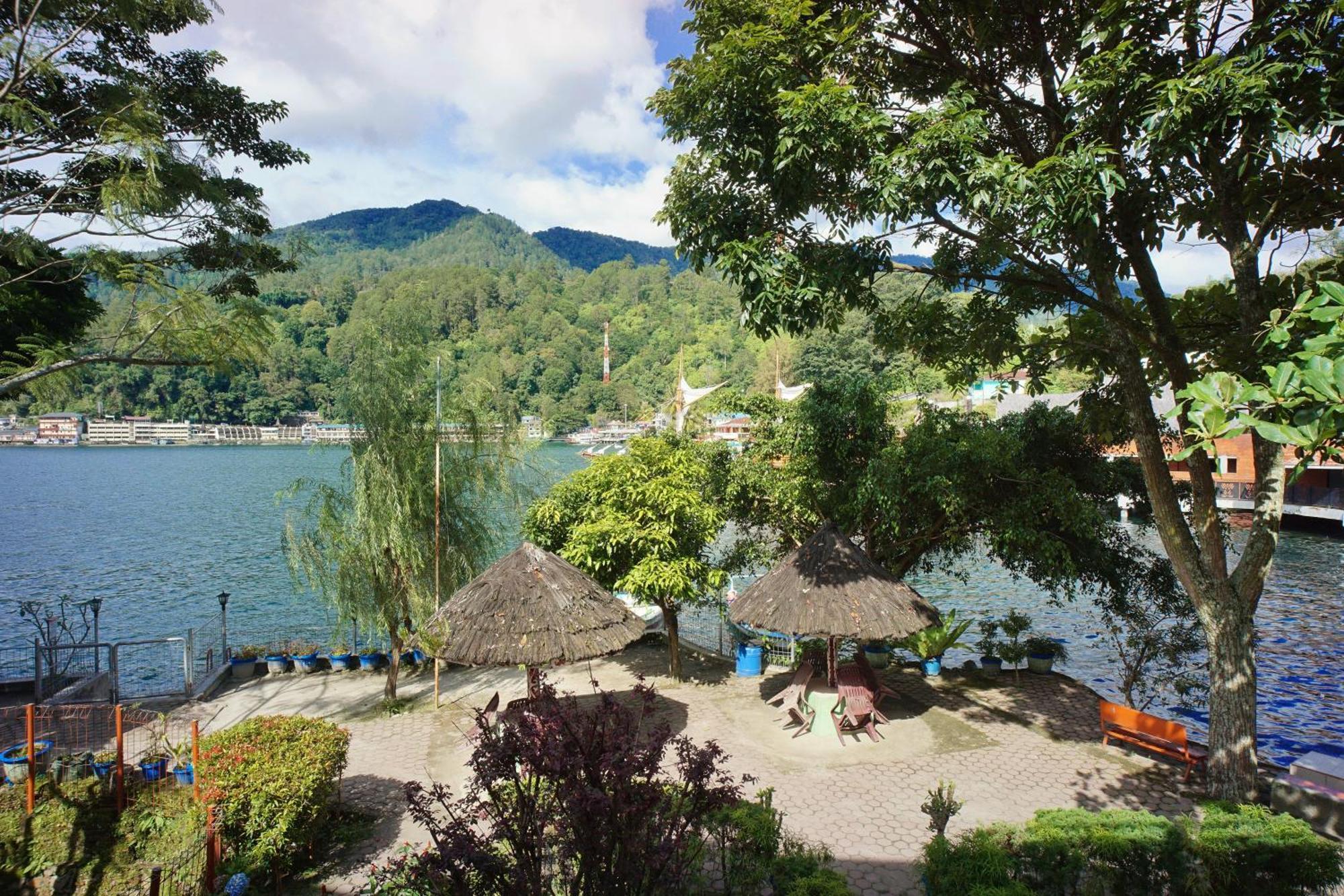 Pandu Lakeside Hotel Parapat Exterior photo