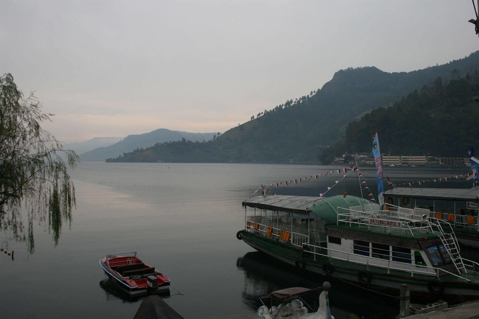 Pandu Lakeside Hotel Parapat Exterior photo