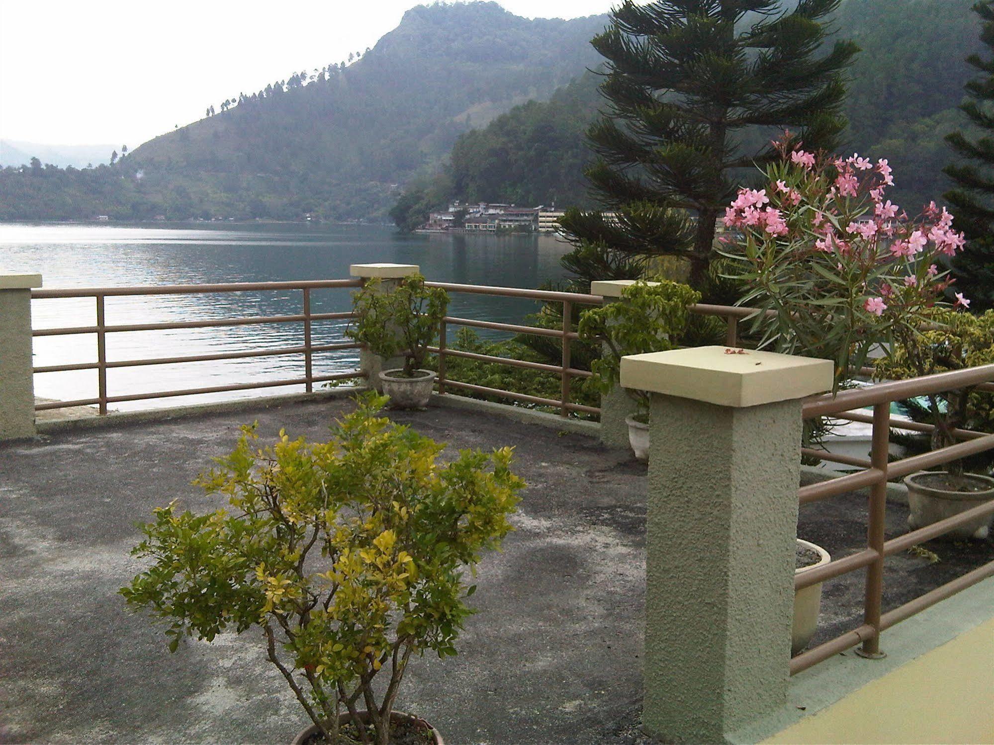 Pandu Lakeside Hotel Parapat Exterior photo