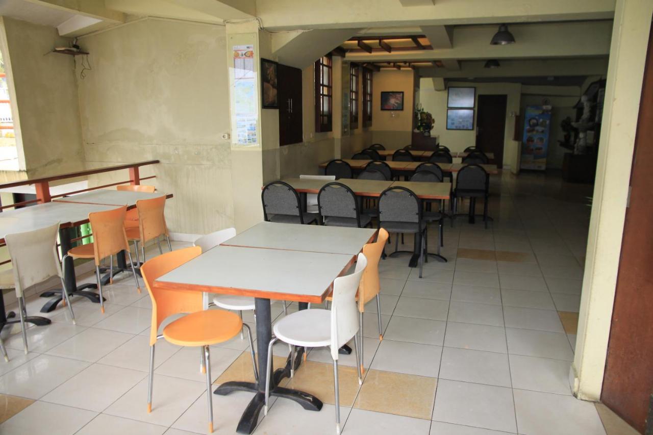 Pandu Lakeside Hotel Parapat Exterior photo