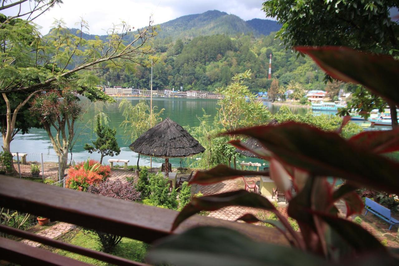 Pandu Lakeside Hotel Parapat Exterior photo