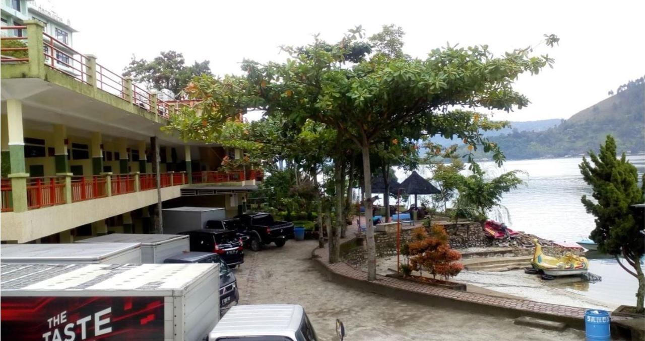 Pandu Lakeside Hotel Parapat Exterior photo