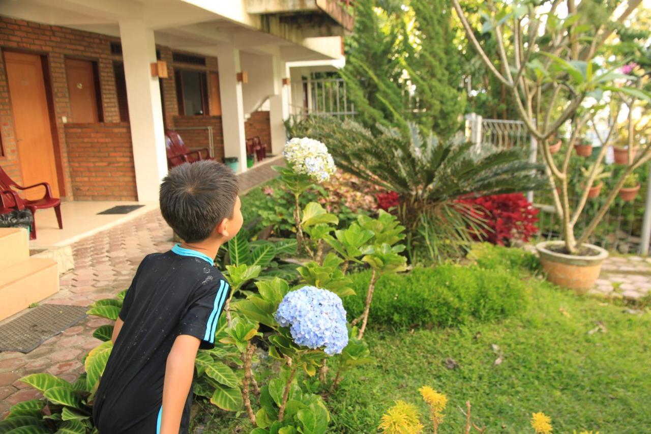 Pandu Lakeside Hotel Parapat Exterior photo